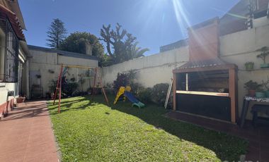 CASA VENTA VICENTE LÓPEZ 5 AMBIENTES JARDÍN COCHERA