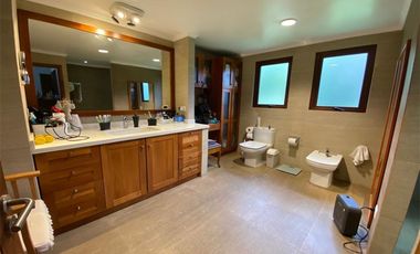 SE VENDE EXCLUSIVA CASA CENTRAL EN CURICO, 400 M2