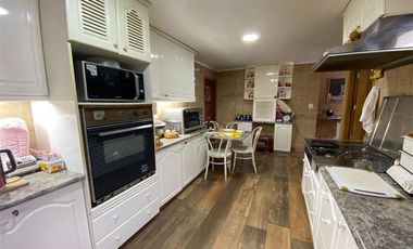 SE VENDE EXCLUSIVA CASA CENTRAL EN CURICO, 400 M2