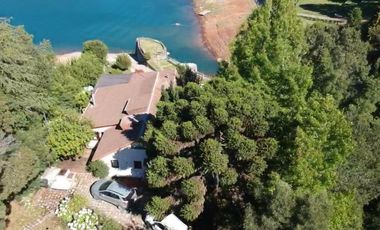 3 Casas con orilla Lago Colbún en 16.870 m2.
