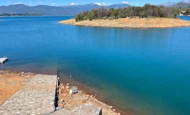 3 Casas con orilla Lago Colbún en 16.870 m2.