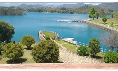 3 Casas con orilla Lago Colbún en 16.870 m2.