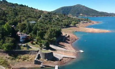 3 Casas con orilla Lago Colbún en 16.870 m2.