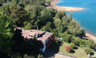 3 Casas con orilla Lago Colbún en 16.870 m2.