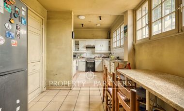 Casa con gran potencial y amplio terreno en Ñuñoa