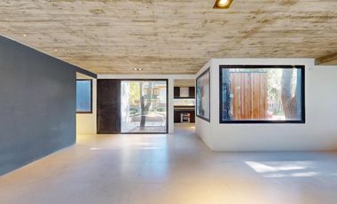 VENTA / Excelente casa estilo moderno sobre calle Leñatero