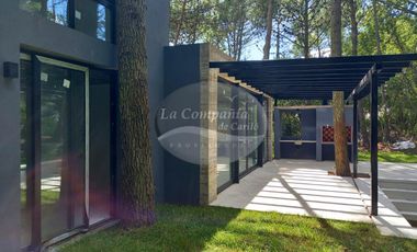 VENTA / Excelente casa estilo moderno sobre calle Leñatero
