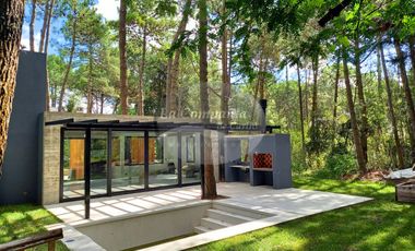 VENTA / Excelente casa estilo moderno sobre calle Leñatero