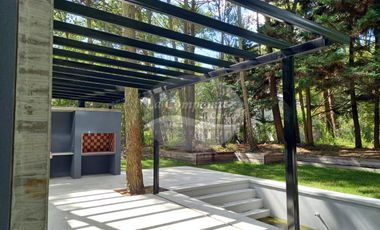 VENTA / Excelente casa estilo moderno sobre calle Leñatero