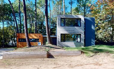 VENTA / Excelente casa estilo moderno sobre calle Leñatero