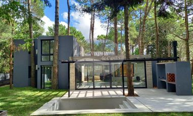 VENTA / Excelente casa estilo moderno sobre calle Leñatero