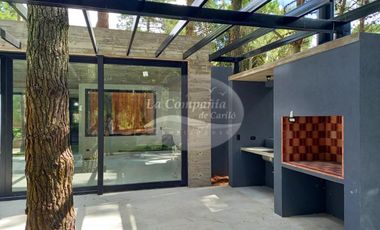 VENTA / Excelente casa estilo moderno sobre calle Leñatero