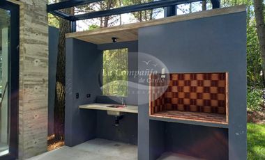 VENTA / Excelente casa estilo moderno sobre calle Leñatero