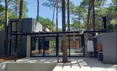 VENTA / Excelente casa estilo moderno sobre calle Leñatero