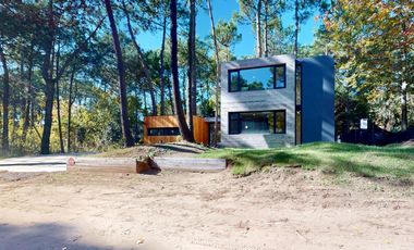 VENTA / Excelente casa estilo moderno sobre calle Leñatero