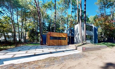 VENTA / Excelente casa estilo moderno sobre calle Leñatero