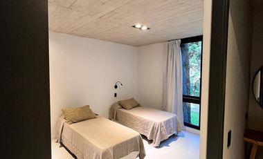 VENTA / Excelente casa estilo moderno sobre calle Leñatero