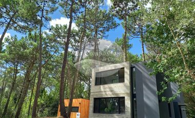 VENTA / Excelente casa estilo moderno sobre calle Leñatero