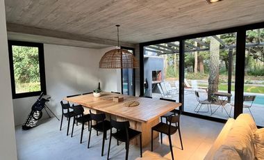 VENTA / Excelente casa estilo moderno sobre calle Leñatero