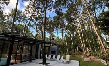 VENTA / Excelente casa estilo moderno sobre calle Leñatero