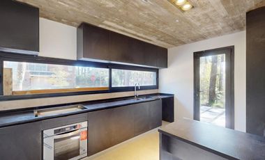 VENTA / Excelente casa estilo moderno sobre calle Leñatero