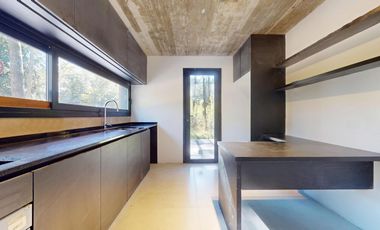 VENTA / Excelente casa estilo moderno sobre calle Leñatero