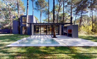 VENTA / Excelente casa estilo moderno sobre calle Leñatero