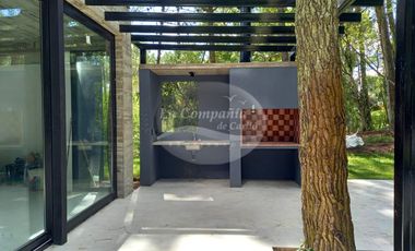 VENTA / Excelente casa estilo moderno sobre calle Leñatero