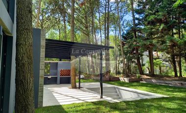 VENTA / Excelente casa estilo moderno sobre calle Leñatero