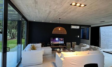 VENTA / Excelente casa estilo moderno sobre calle Leñatero
