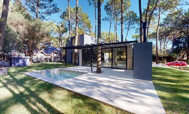 VENTA / Excelente casa estilo moderno sobre calle Leñatero