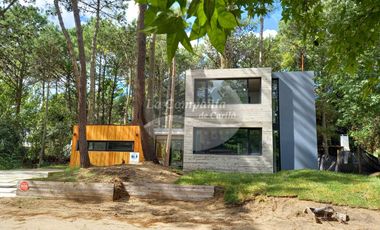 VENTA / Excelente casa estilo moderno sobre calle Leñatero