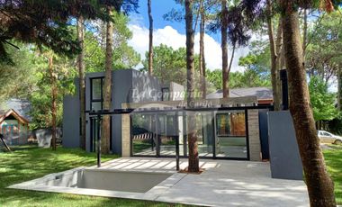 VENTA / Excelente casa estilo moderno sobre calle Leñatero