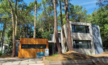 VENTA / Excelente casa estilo moderno sobre calle Leñatero