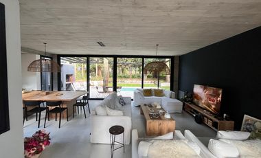 VENTA / Excelente casa estilo moderno sobre calle Leñatero