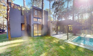 VENTA / Excelente casa estilo moderno sobre calle Leñatero