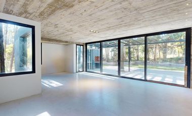 VENTA / Excelente casa estilo moderno sobre calle Leñatero