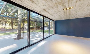 VENTA / Excelente casa estilo moderno sobre calle Leñatero