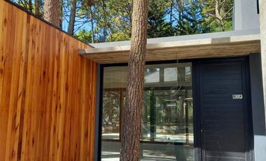 VENTA / Excelente casa estilo moderno sobre calle Leñatero