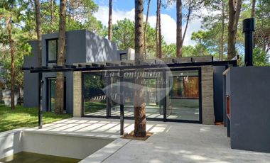 VENTA / Excelente casa estilo moderno sobre calle Leñatero