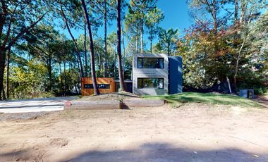 VENTA / Excelente casa estilo moderno sobre calle Leñatero