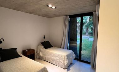 VENTA / Excelente casa estilo moderno sobre calle Leñatero