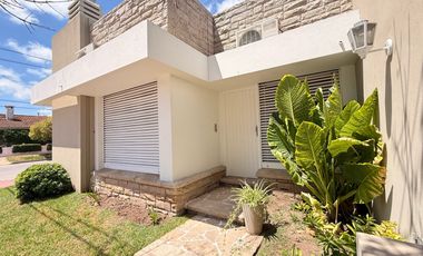 Casa con historia, cine y estilo propio en el corazón de  Lobos!