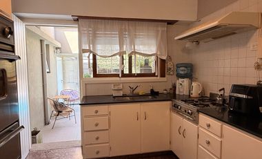 Casa con historia, cine y estilo propio en el corazón de  Lobos!
