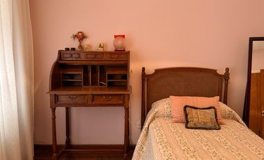 Casa con historia, cine y estilo propio en el corazón de  Lobos!