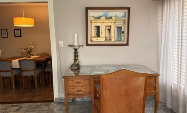 Casa con historia, cine y estilo propio en el corazón de  Lobos!
