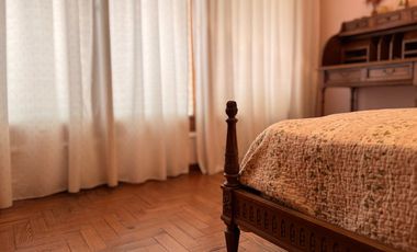 Casa con historia, cine y estilo propio en el corazón de  Lobos!