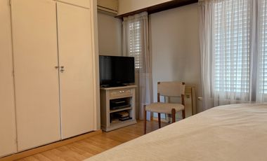 Casa con historia, cine y estilo propio en el corazón de  Lobos!