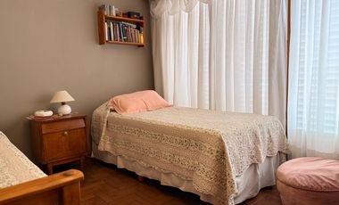 Casa con historia, cine y estilo propio en el corazón de  Lobos!