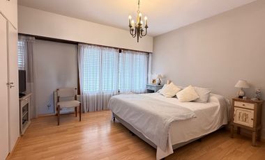 Casa con historia, cine y estilo propio en el corazón de  Lobos!